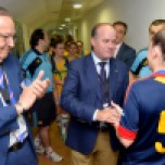 El Alcalde de Antequera animando a la Selección Femenina Universitaria de Fútbol Sala
